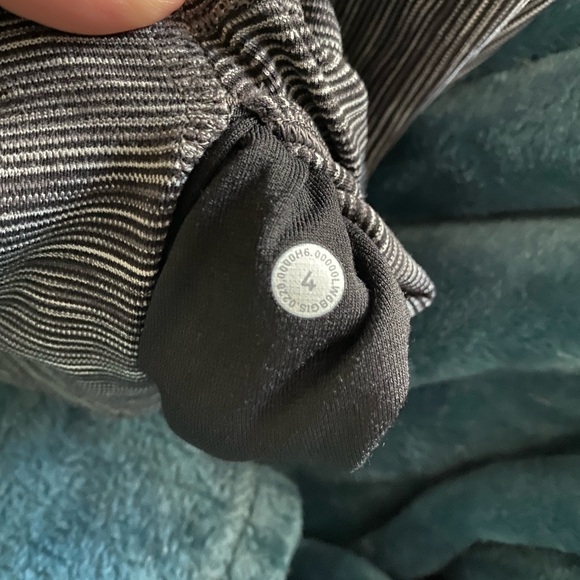 Lululemon heather-black 21” leggings - Picture 7 of 7